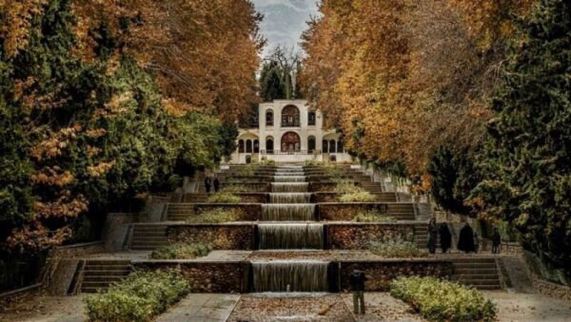 نمایی از باغ شاهزاده ماهان و حوض های حیاط آن در پاییز