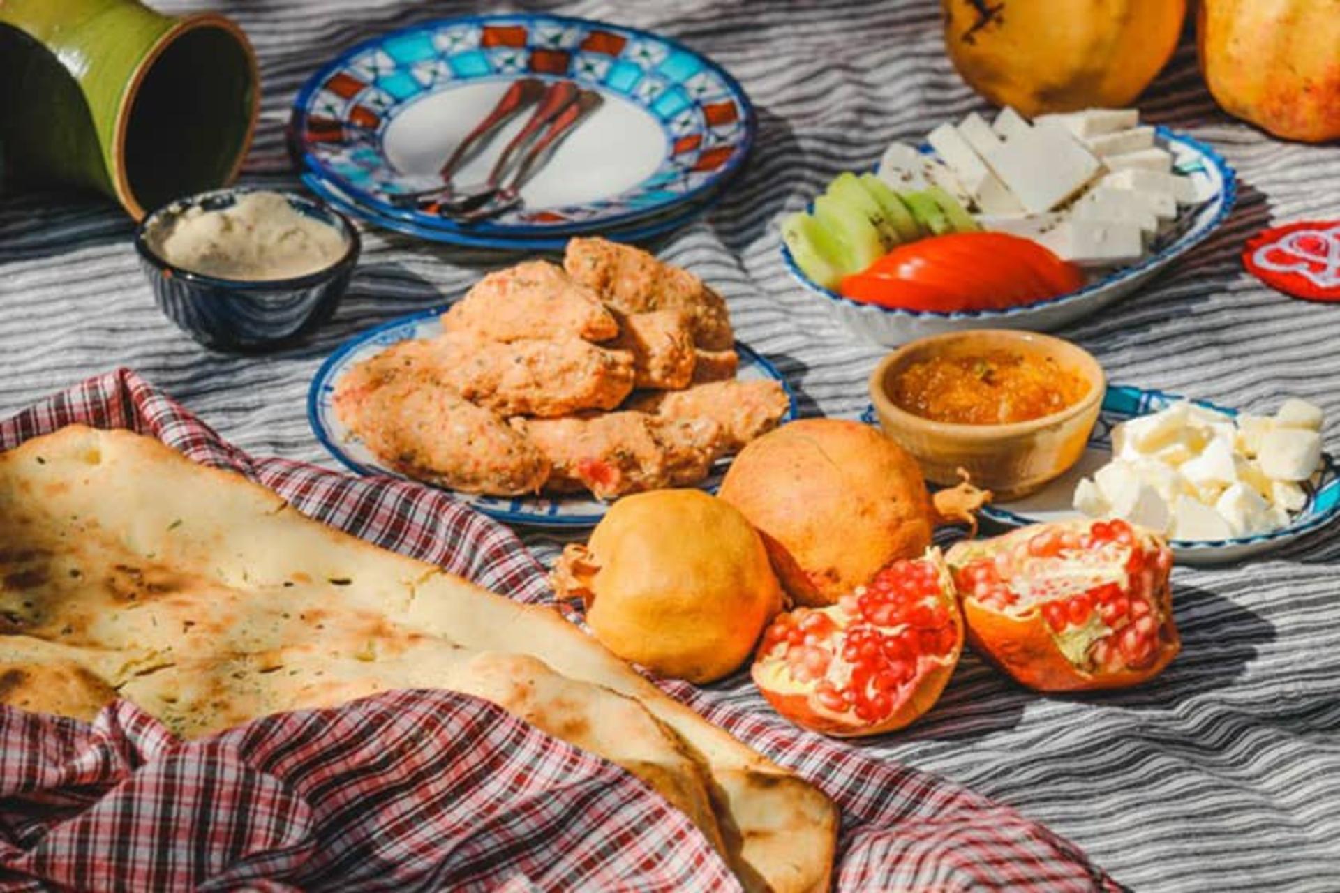 سفره صبحانه یزدی با مشتوک