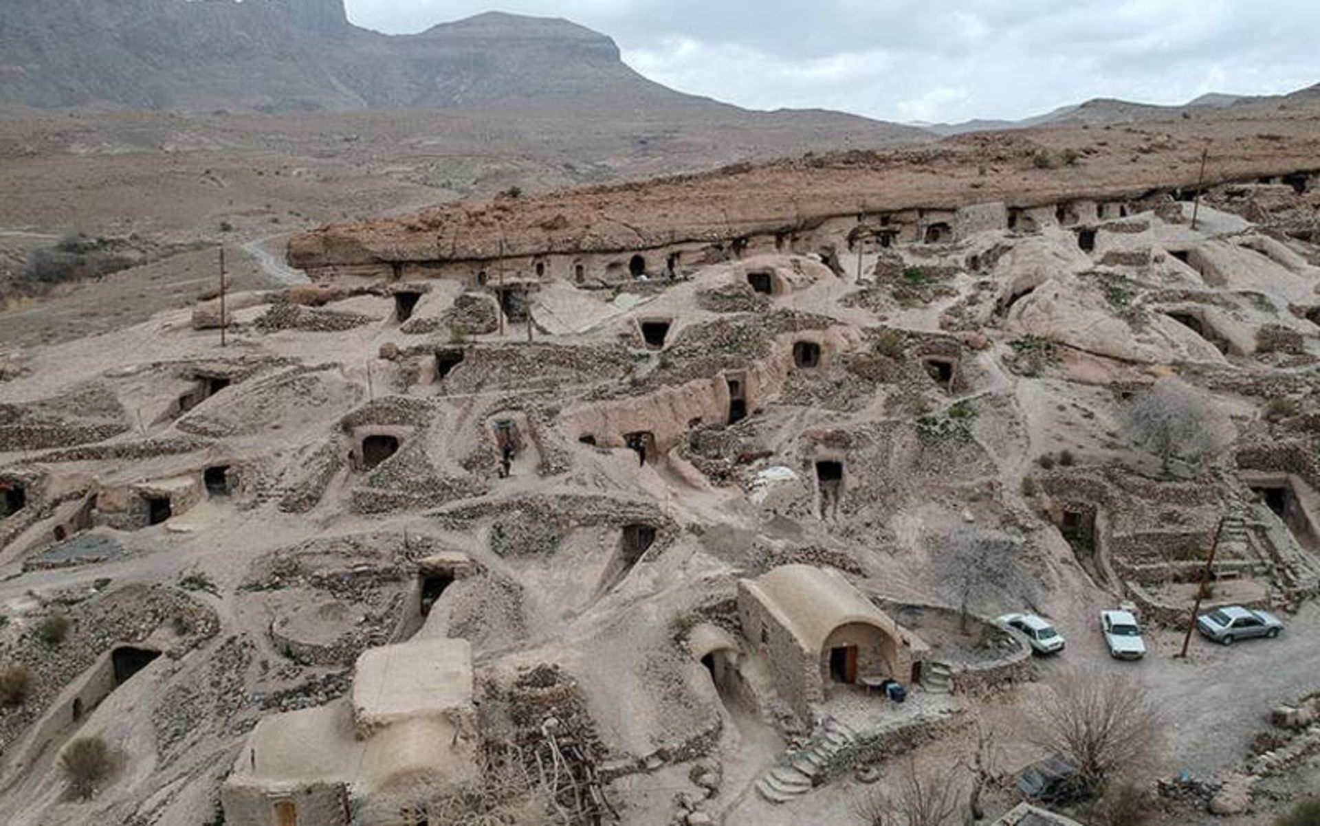 نمایی از خانه های حفره ای در صخره های روستای میمند