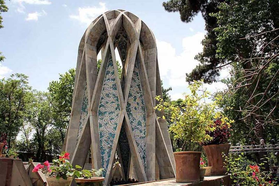 نمایی از آرامگاه خیام نیشابوری از پایین