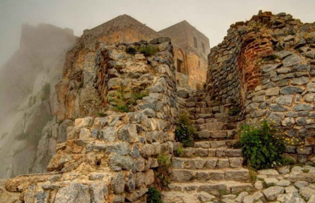 ورودی قلعه بابک در بلندی کوه