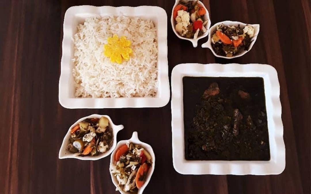 ترش سماق با برنج و ترشی