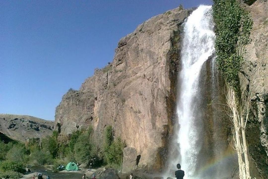 نمایی از آبشار اسکندر و طبیعت اطراف آن