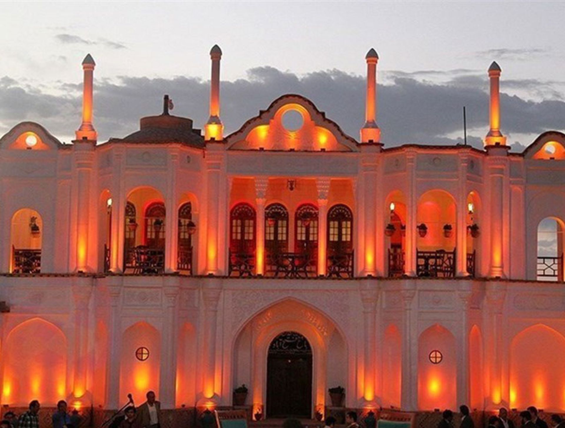 نورپردازی قرمز در نمای عمارت باغ فتح آباد در شب