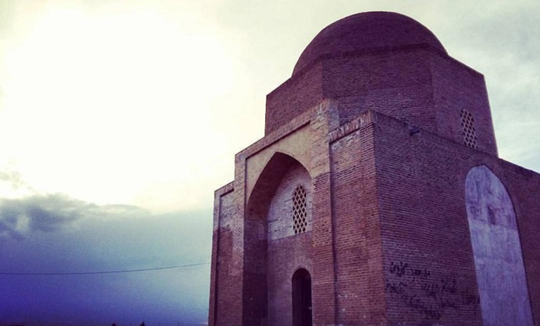 نمای گنبد و عمارت آرامگاه پیر جارسوز در غروب