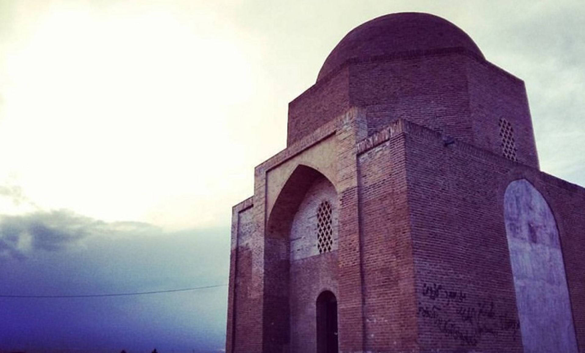 نمای گنبد و عمارت آرامگاه پیر جارسوز در غروب