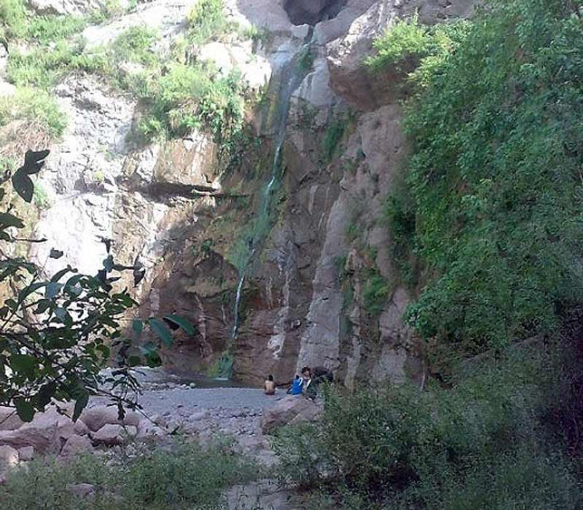 آبشار اوردیکان در میان صخره های کوه از نمای دور