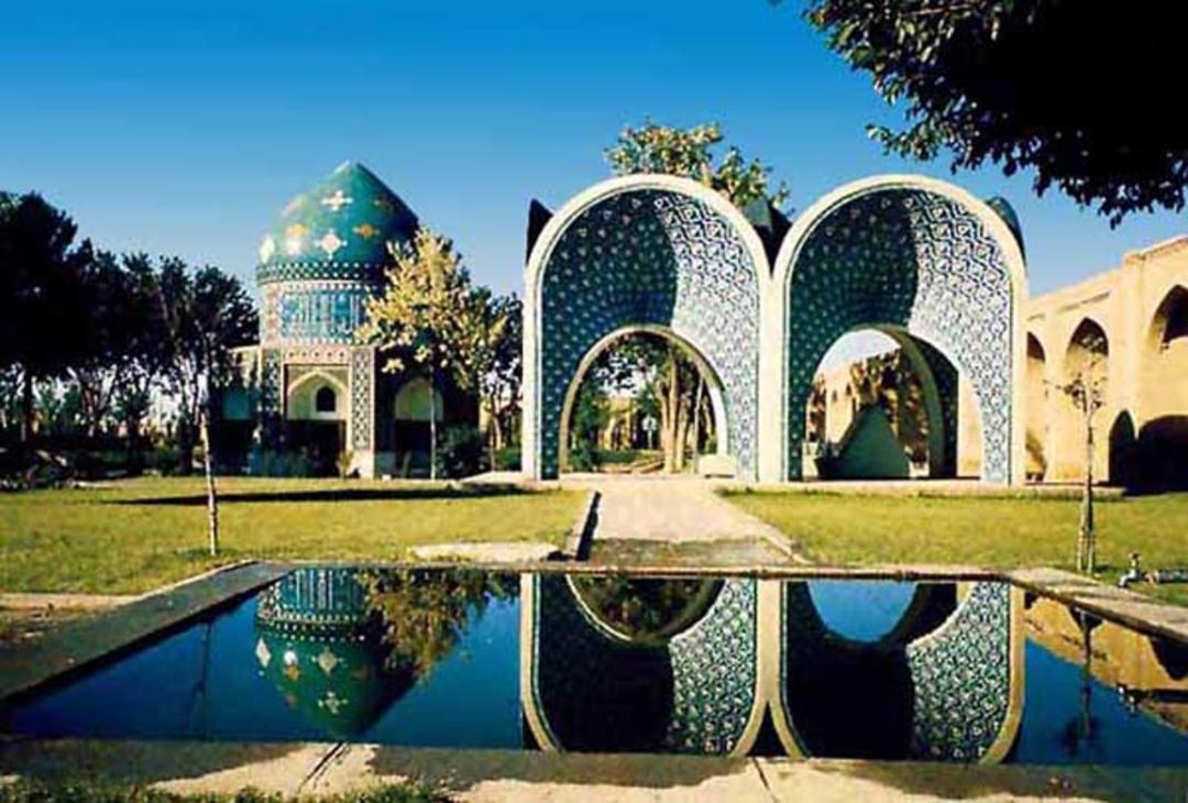 مقبره عطار نیشابوری و سازه های داخل باغ این آرامگاه