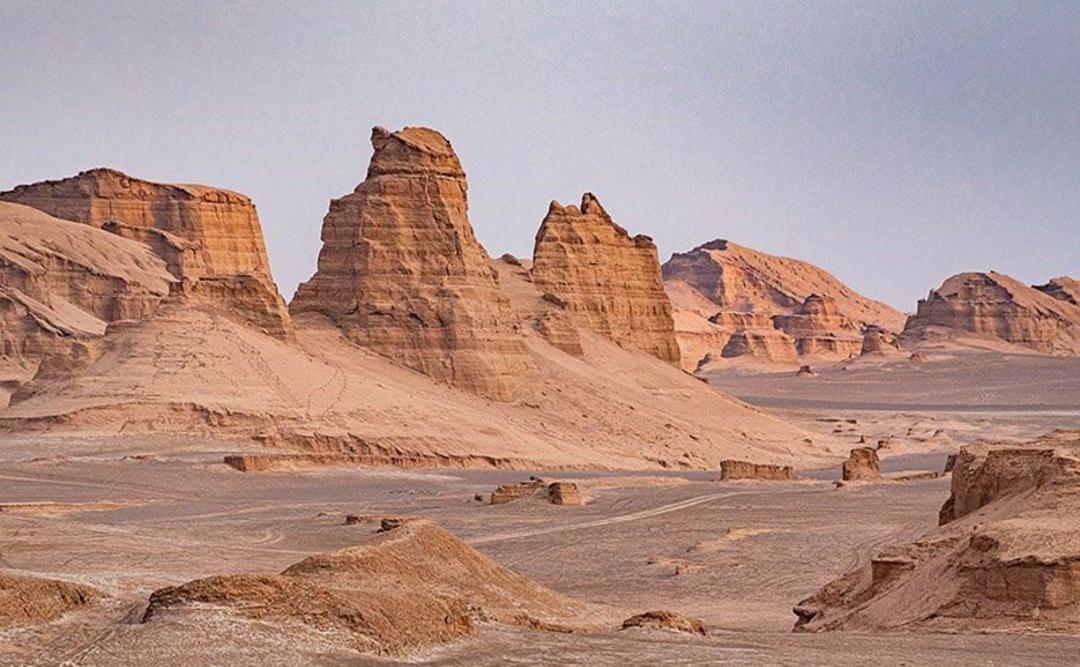 نمایی از کلوت شهداد و تپه های شنی و ماسه ای در آن