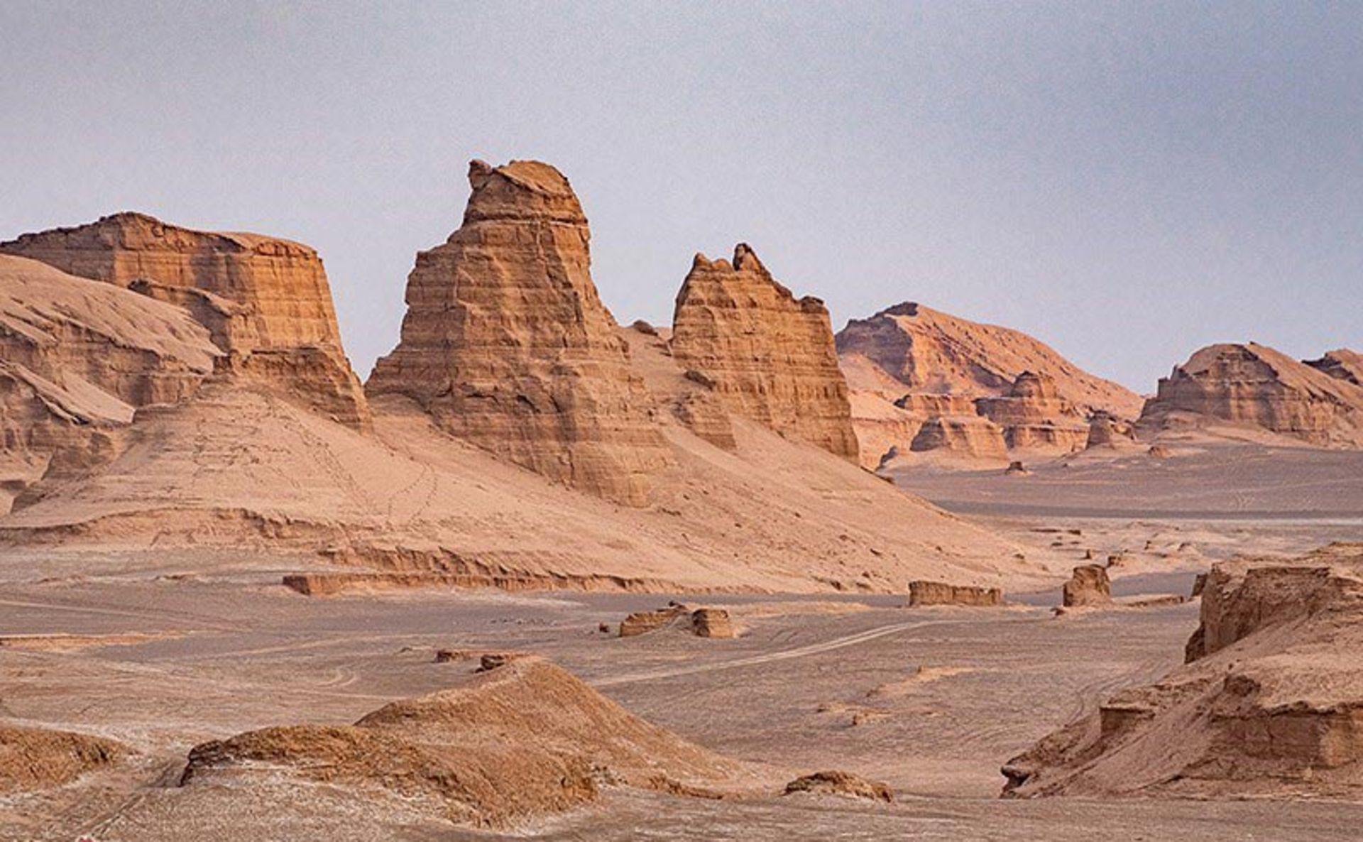 نمایی از کلوت شهداد و تپه های شنی و ماسه ای در آن