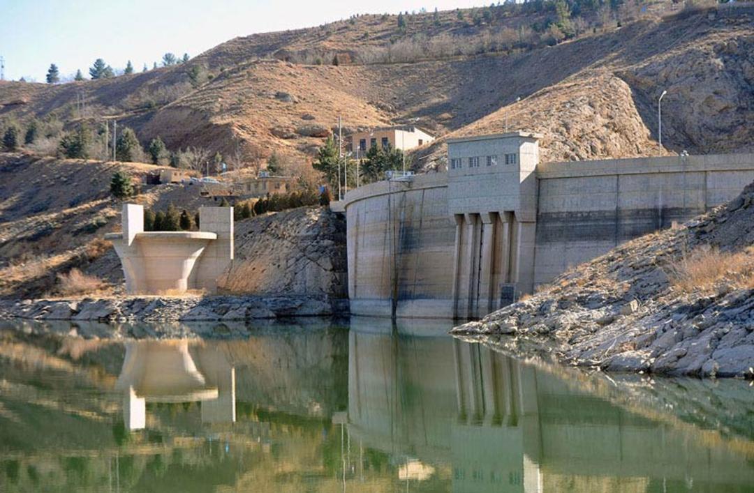 سد کارده بر روی دریاچه زیبا در نزدیکی مشهد