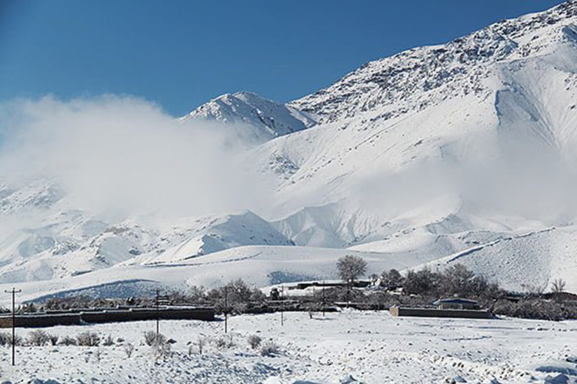 نمایی از پیست سیرچ پوشیده از برف در زمستان