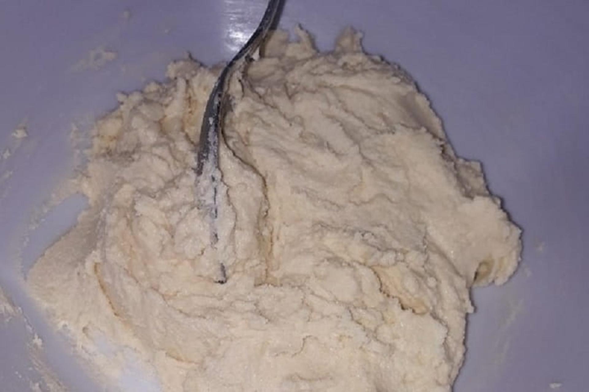 هم زدن مایه نان قندی