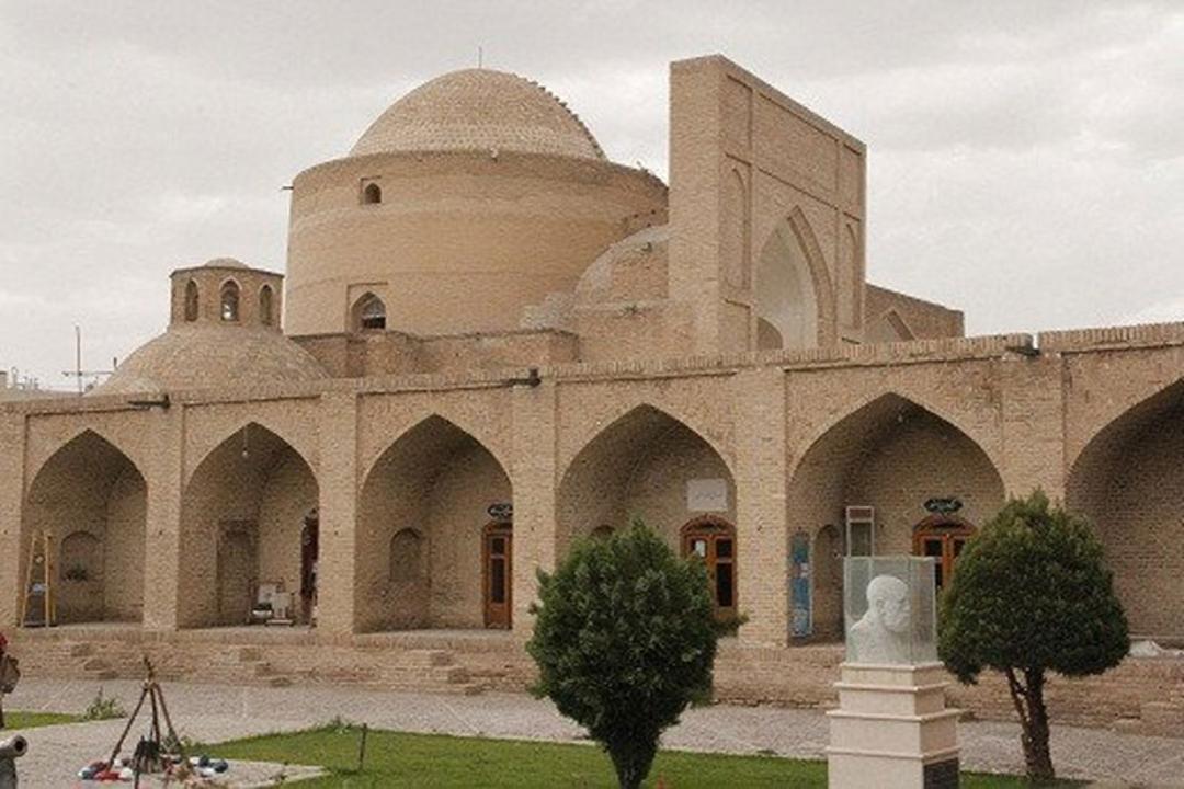 نمایی از داخل صحن آرامگاه قطب الدین حیدر
