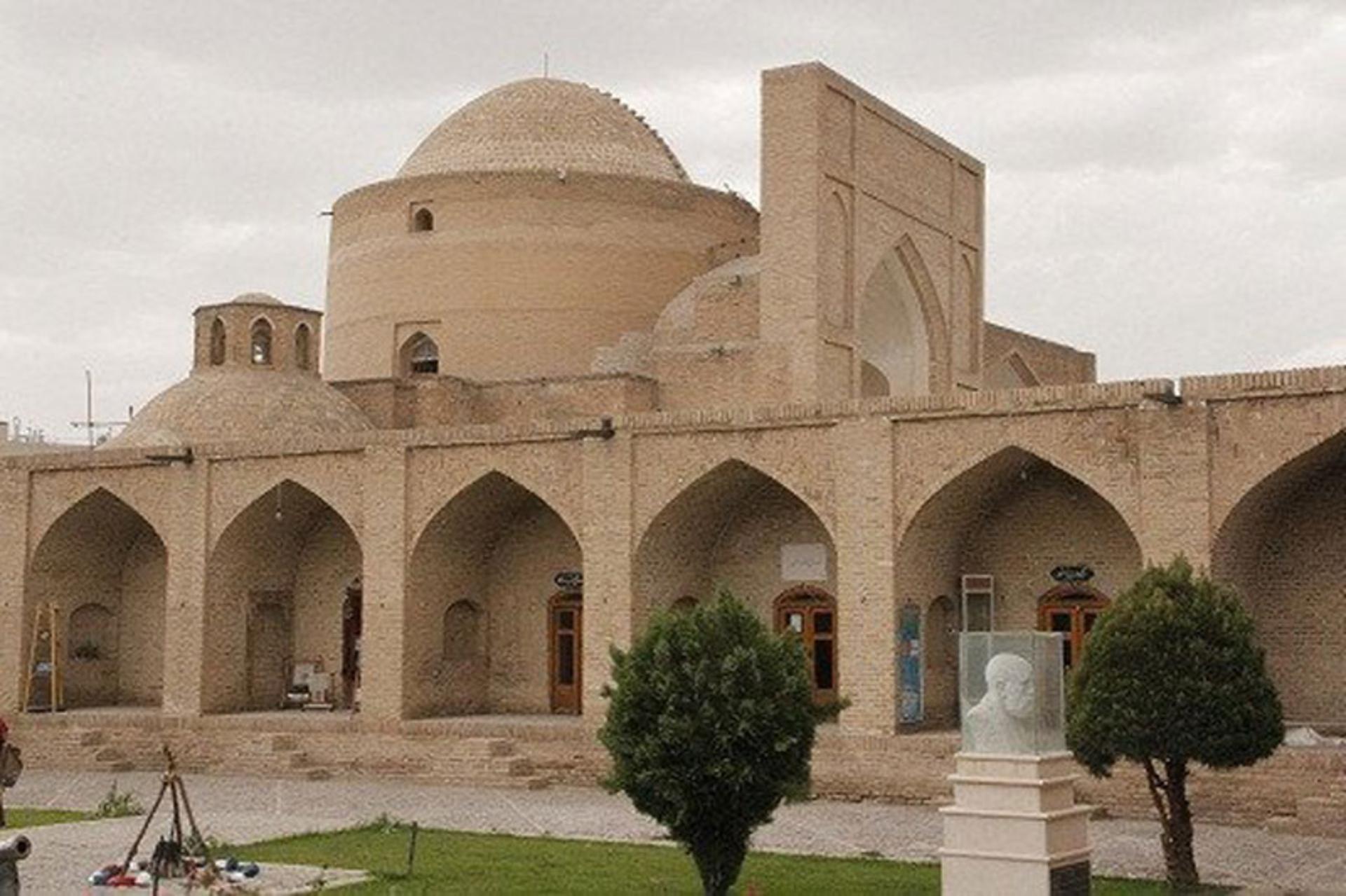 نمایی از داخل صحن آرامگاه قطب الدین حیدر