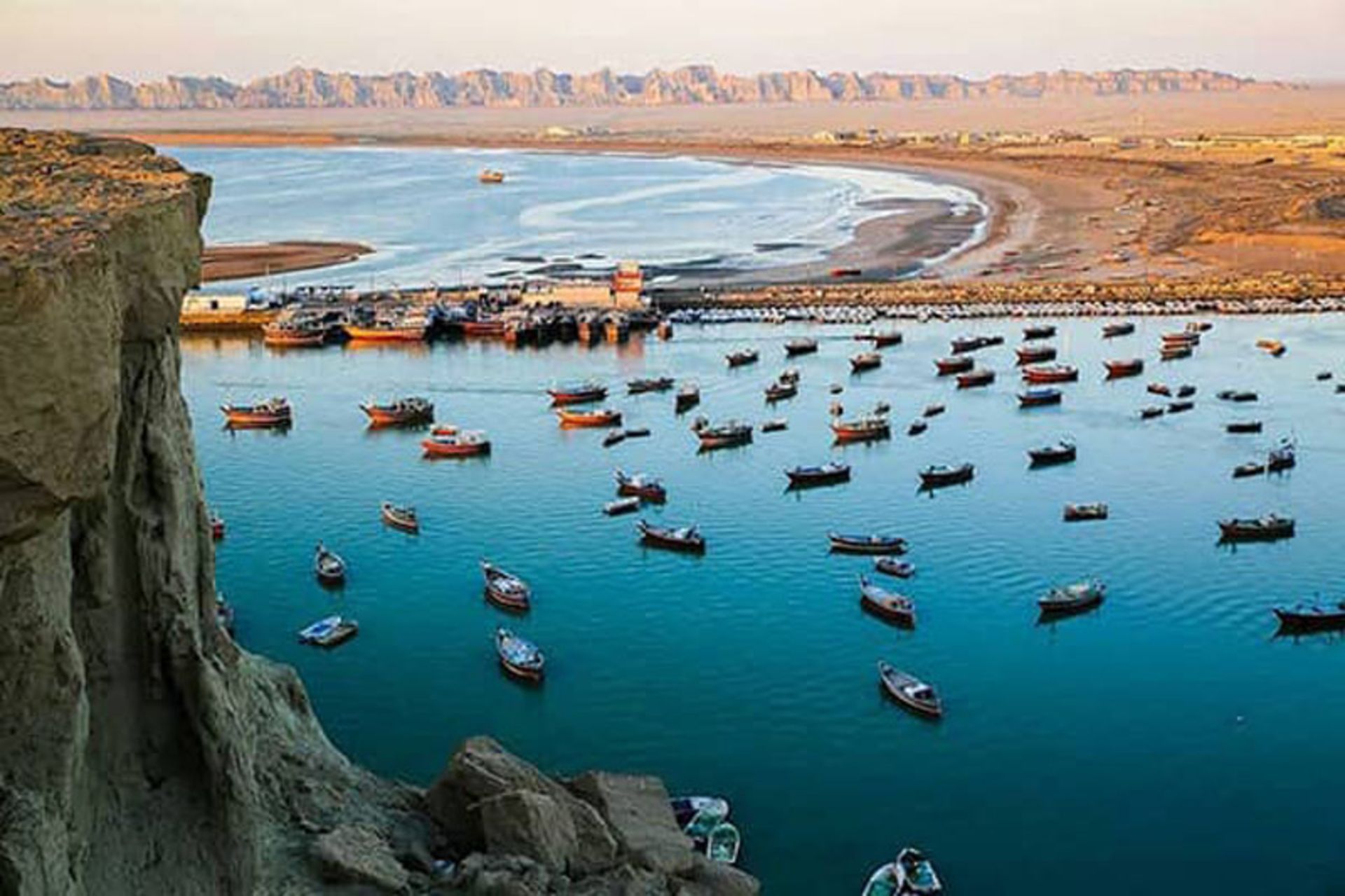 نمایی از قایق های ماهیگیری رنگارنگ از بالای صخره بریس