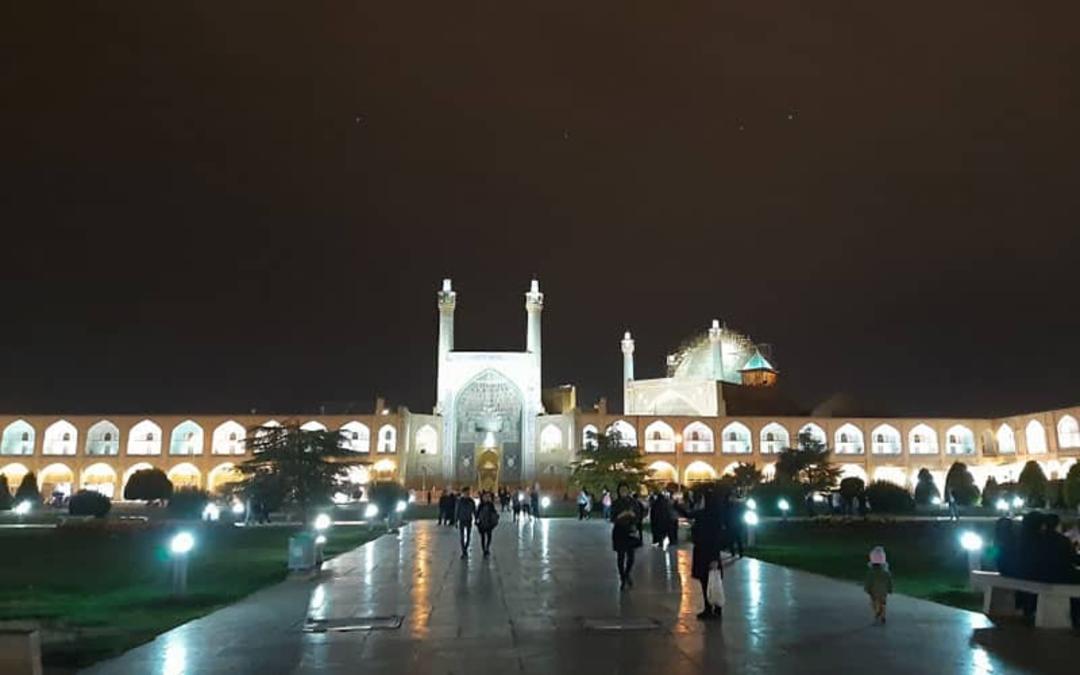 گردشگران در میدان نقش جهان