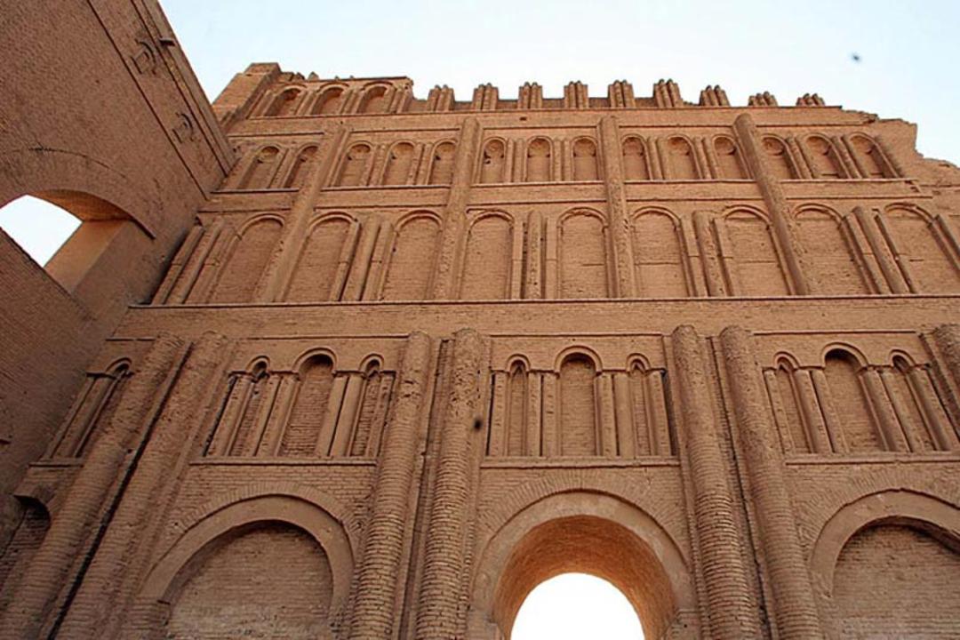 دیوار کناری طاق کسری از نمای پایین