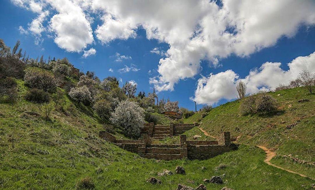 طبیعت سرسبز پارک آبیدر زیر آسمان پر ابر