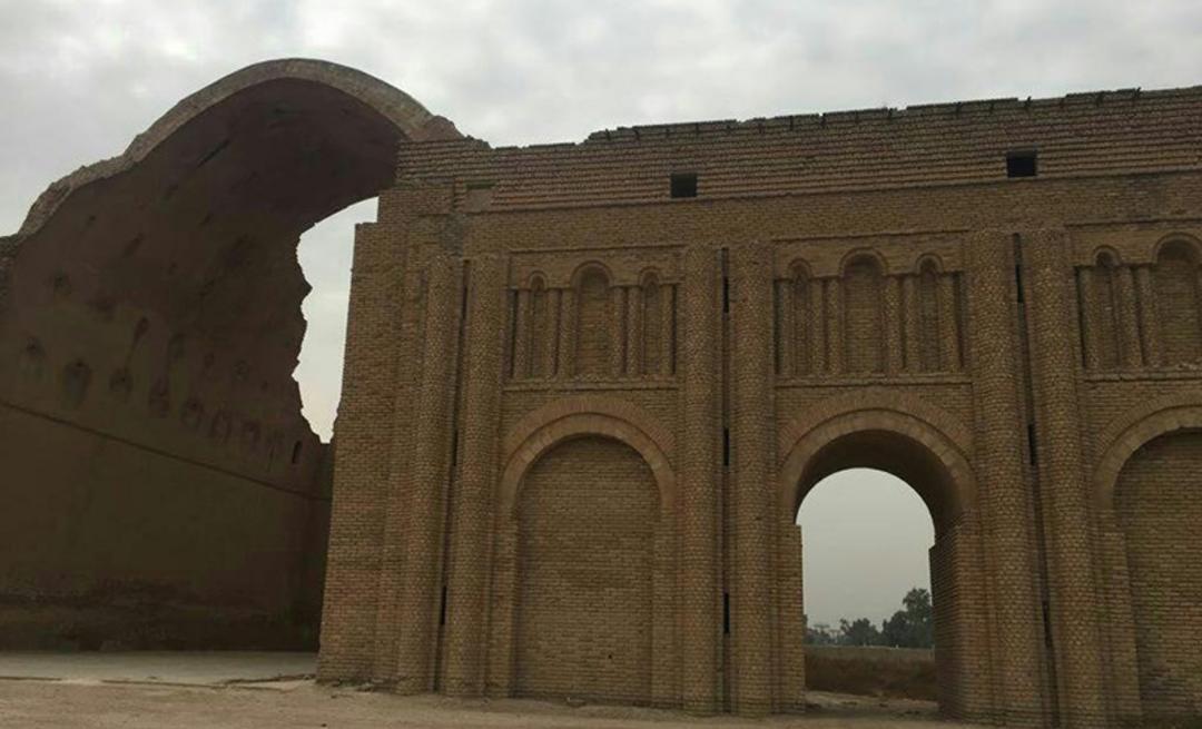 نمای پشتی طاق کسری در غروب