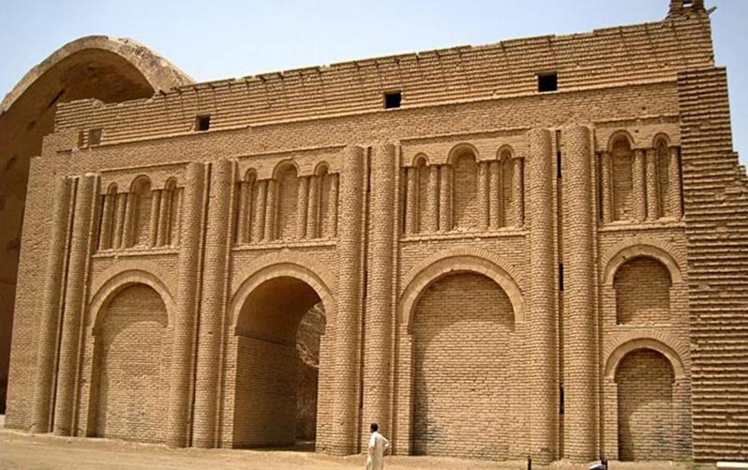 دیوارهای اطراف طاق کسری از تمای کنار
