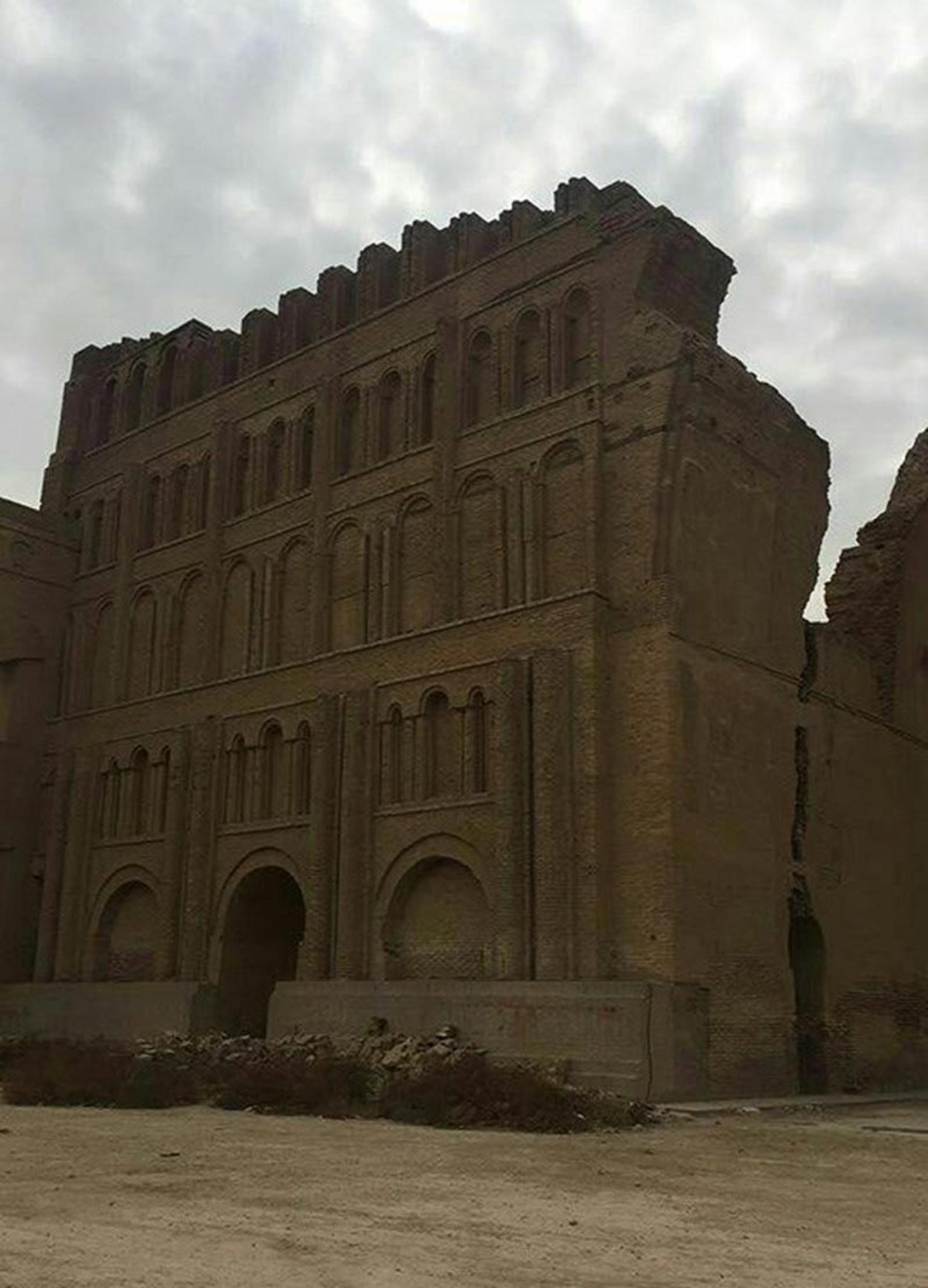 دیوار کناری طاق کسری 
