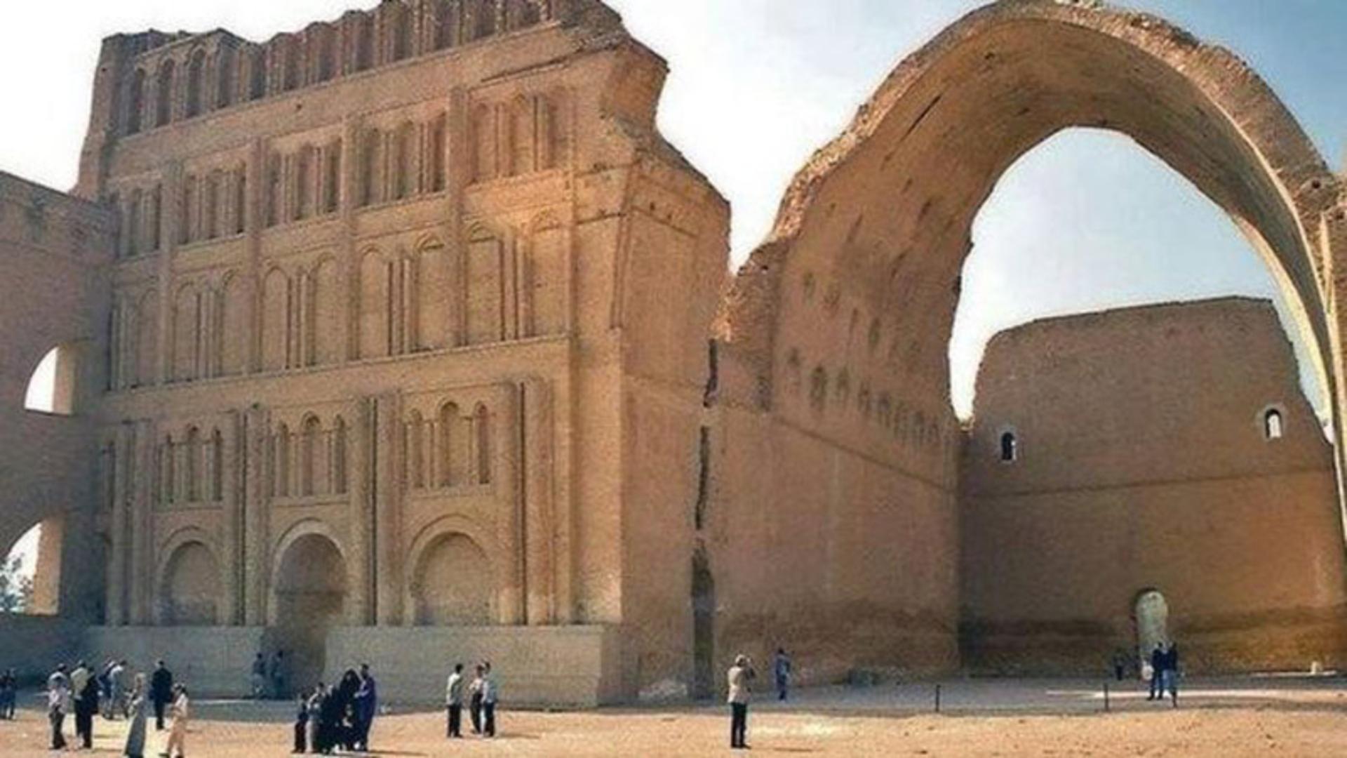 نمای کنار از طاق کسری و دیوار آن