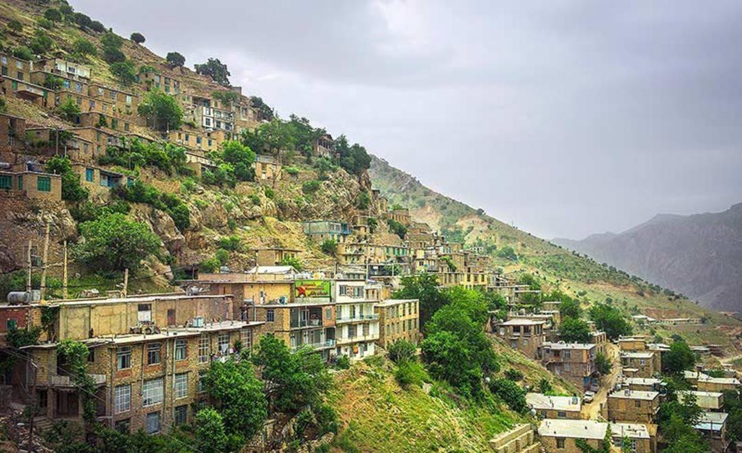روستای پلکانی در اورامانات کردستان روی دامنه کوه