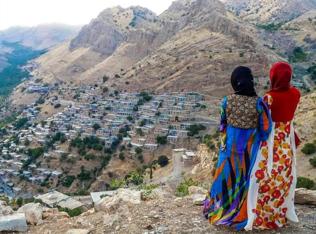 دختران کرد با لباس محلی کردی رد روستای اورامان