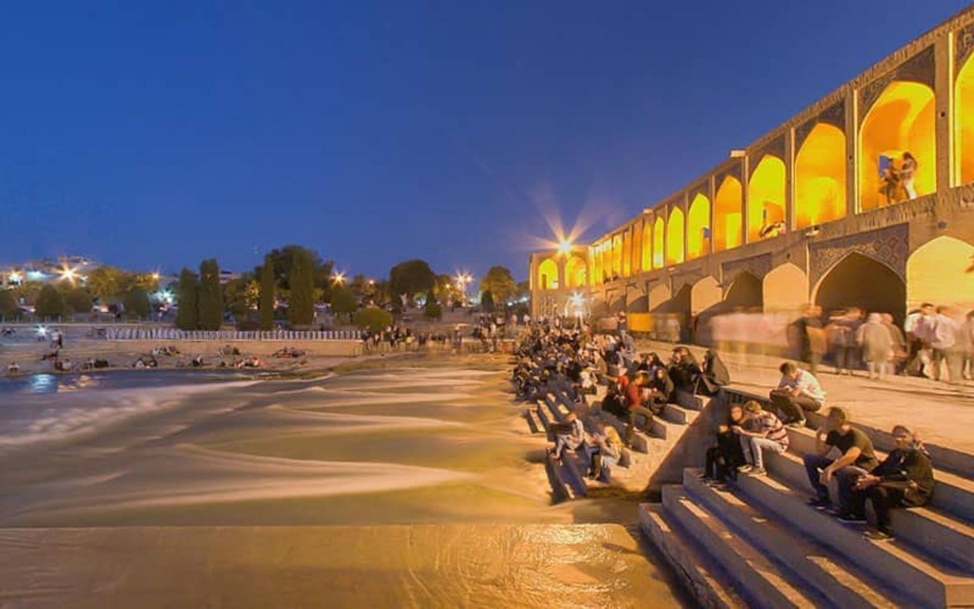 حضور شبانه گردشگران در پل خواجو