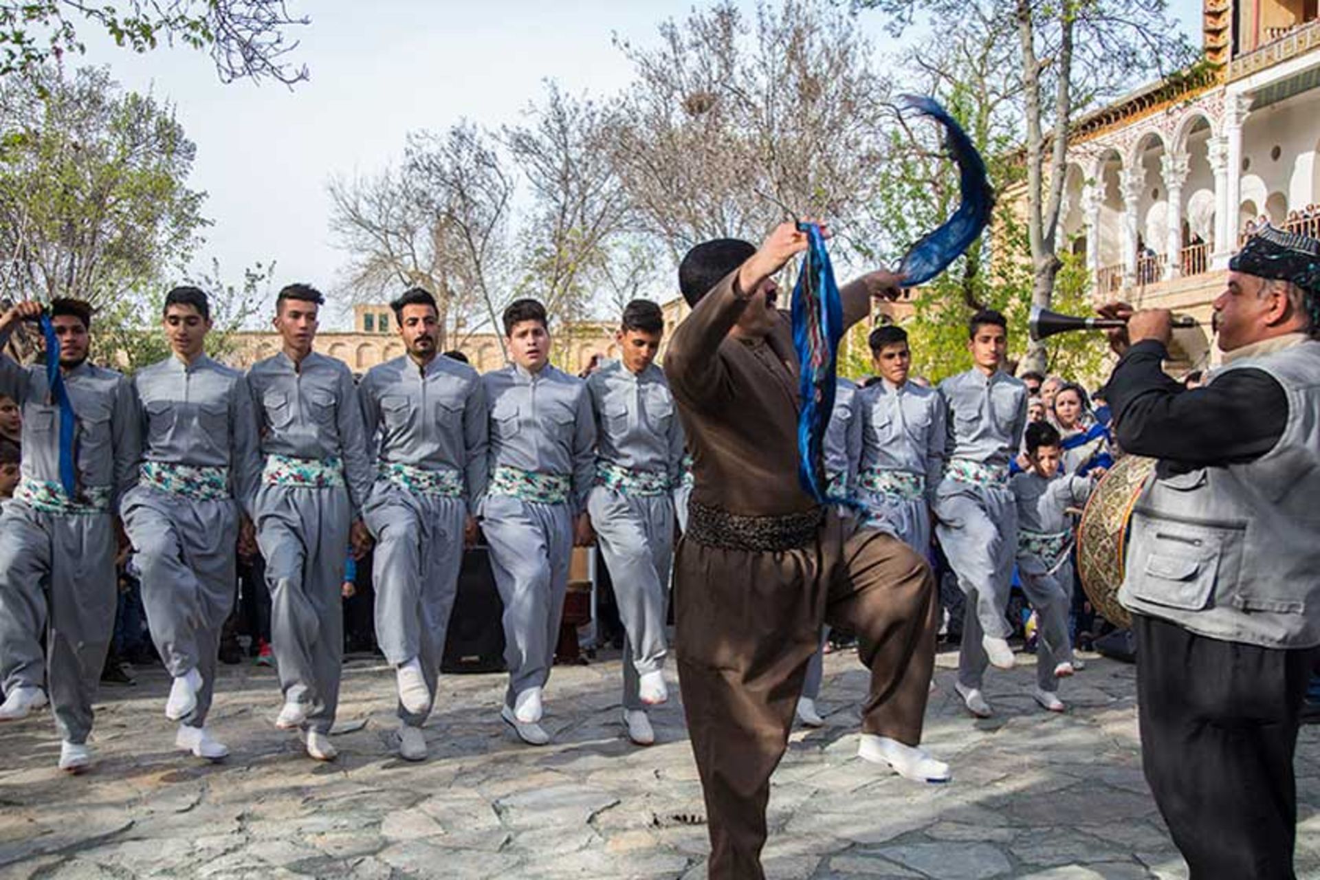 رقص کردی در عمارت خسروآباد سنندج