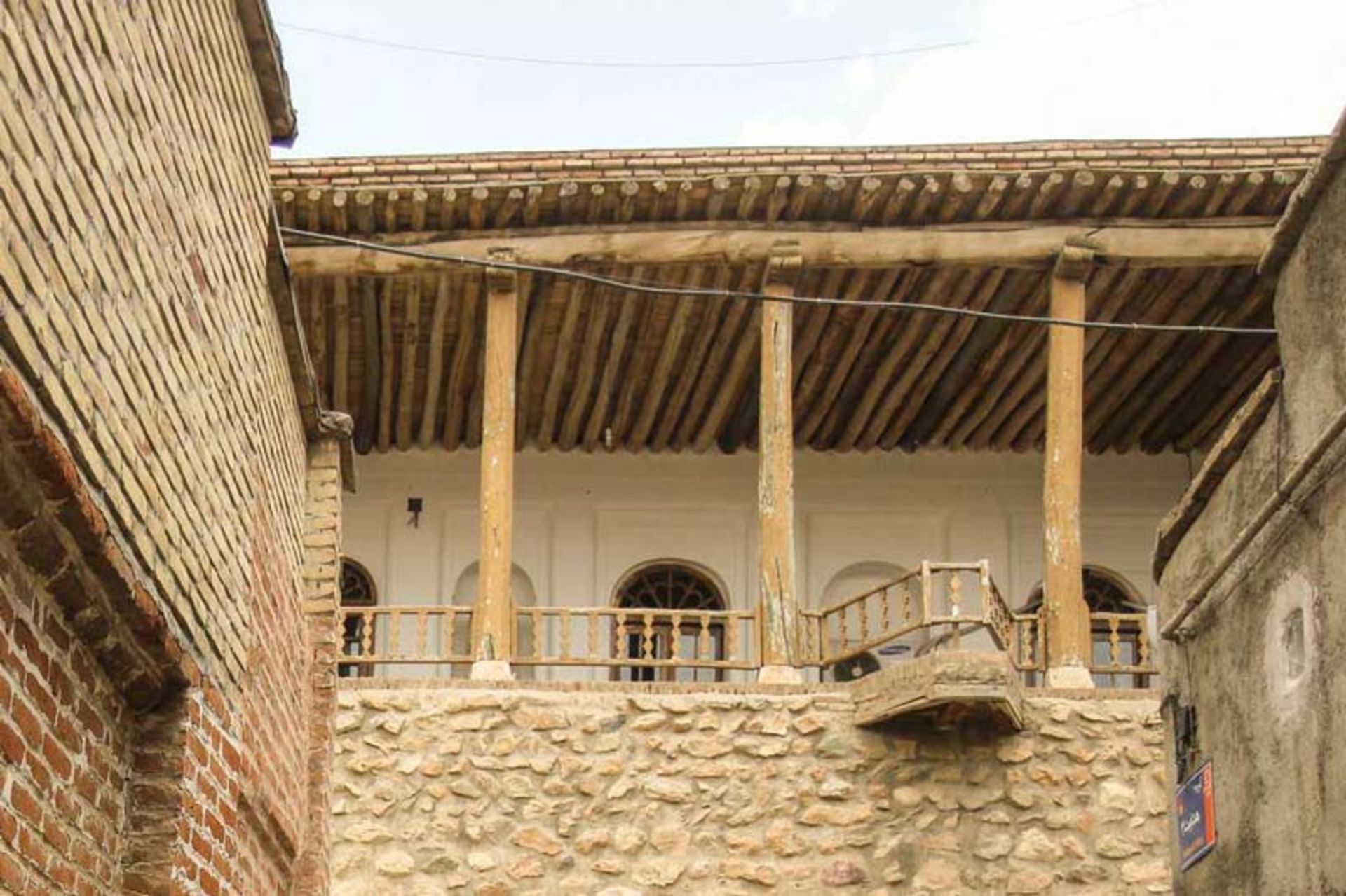 ایوان مسجد دو مناره سقز از نمای بیرون