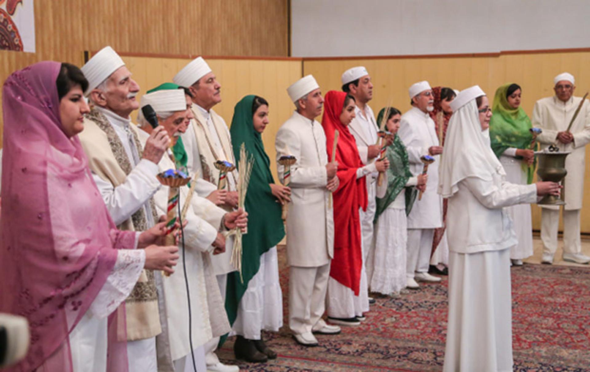 زرتشتیان در حال برگزاری مراسم جشن اردیبهشتگان