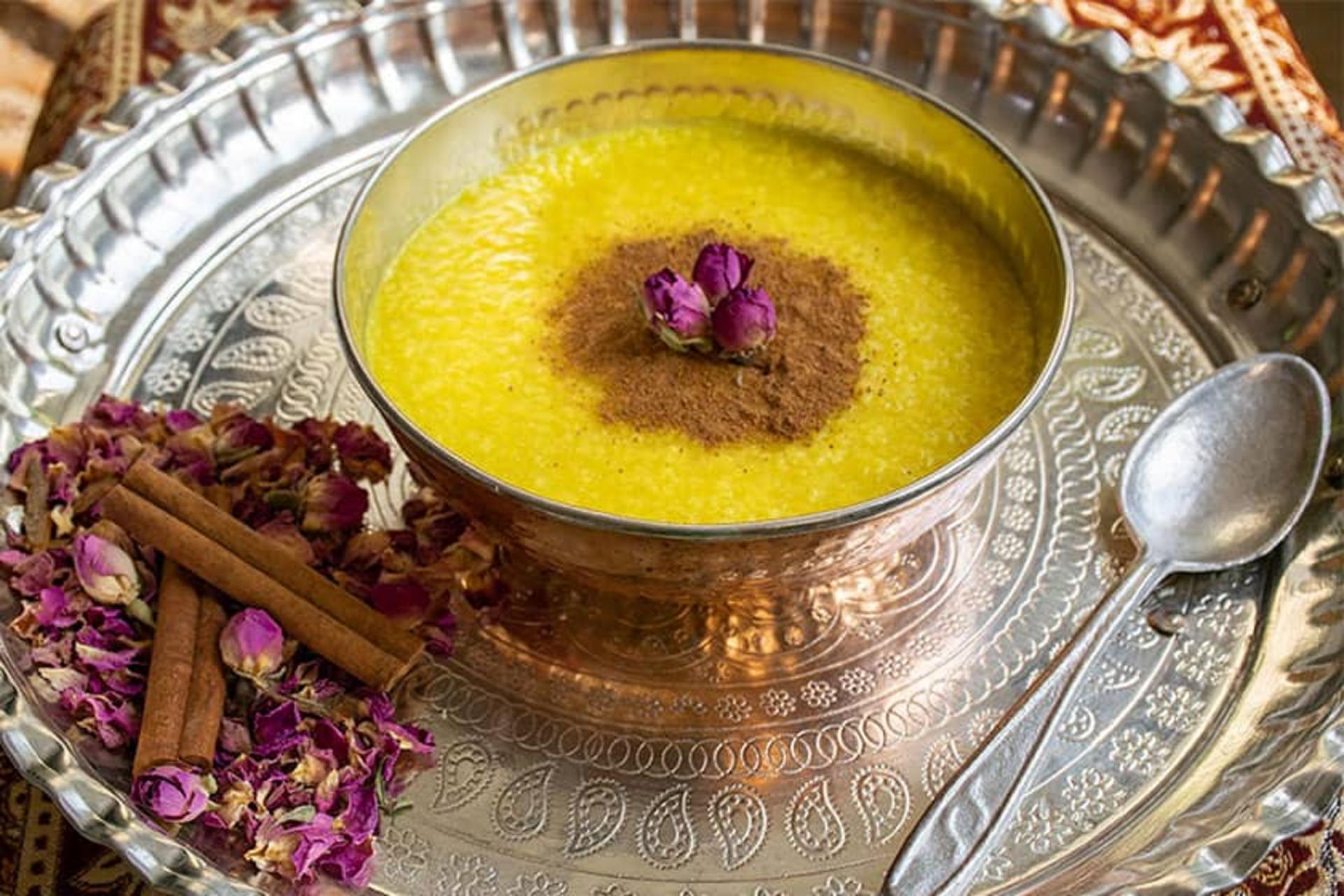 شله زرد با تزیین دارچین