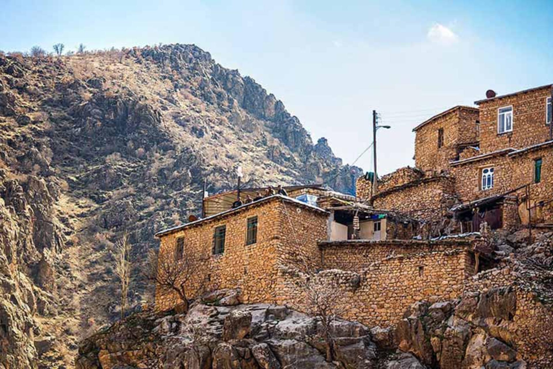 خانه‌های روستای پالنگان روی دامنه