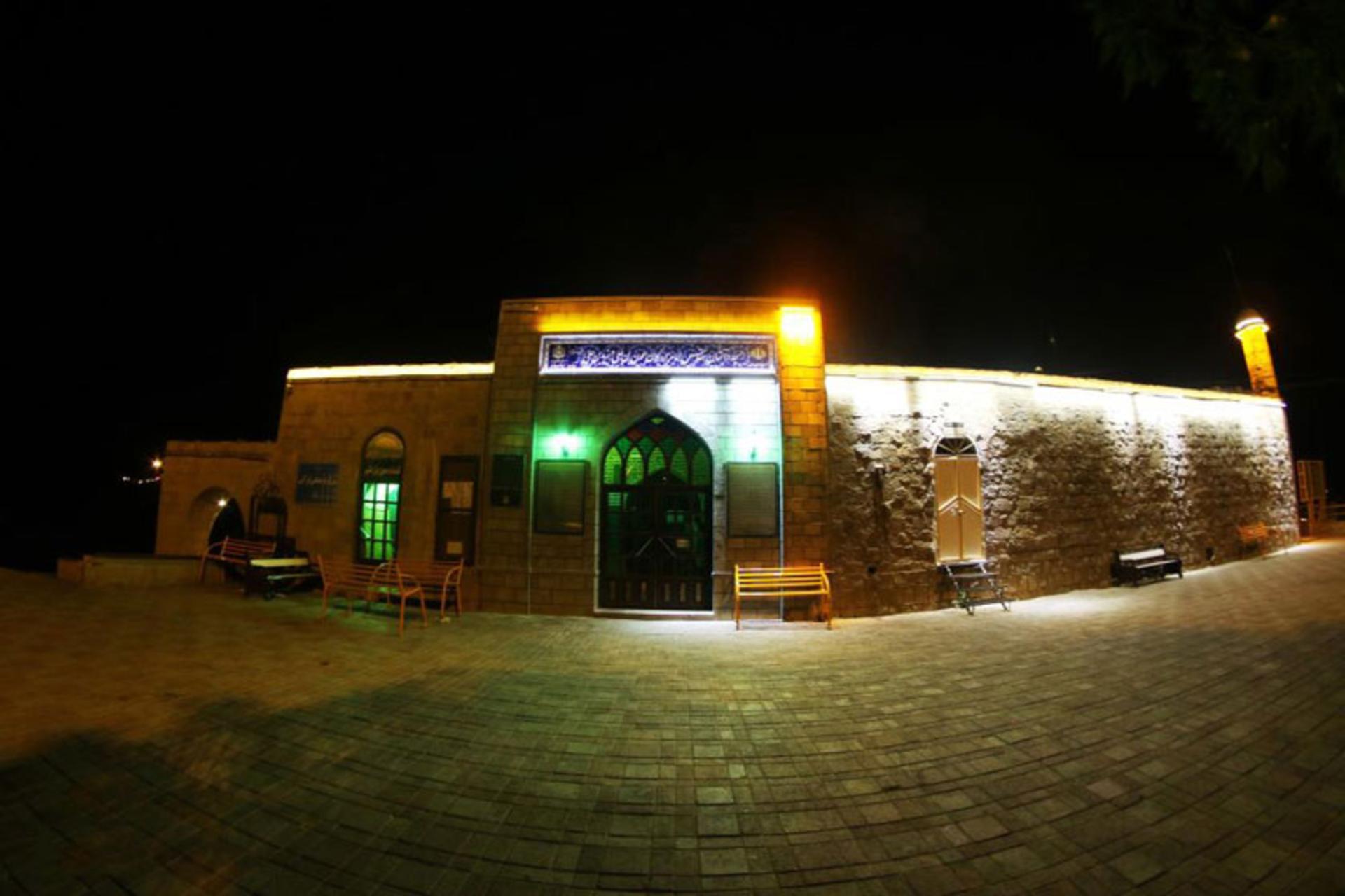 نمای بیرونی بقعه عون بن علی کوه عینالی