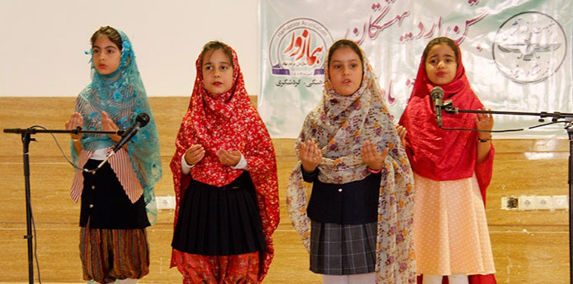 دختران زرتشتی در مراسم اردیبهشتگان یزد