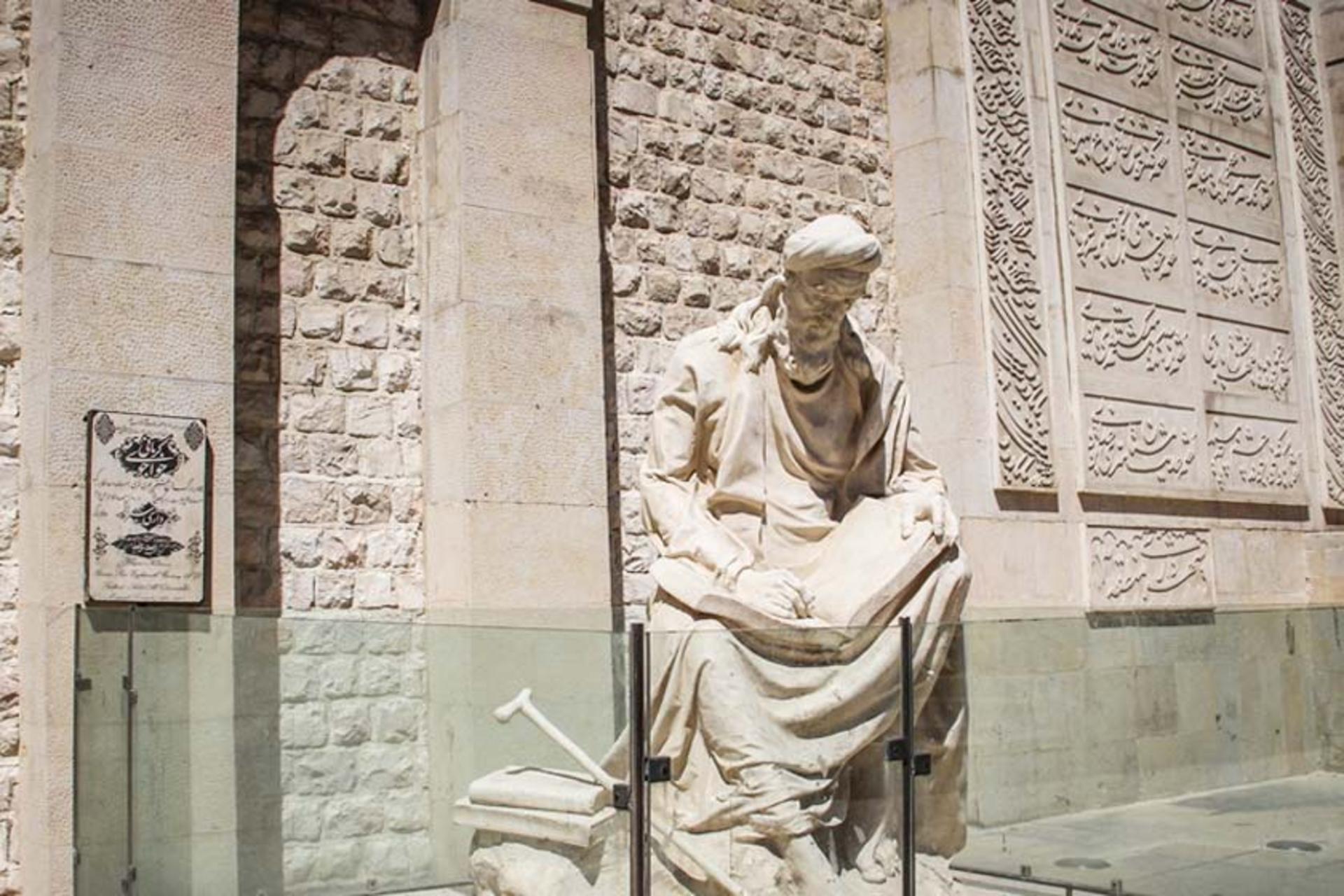 مجسمه شاعر در آرامگاه خواجوی کرمانی شیراز