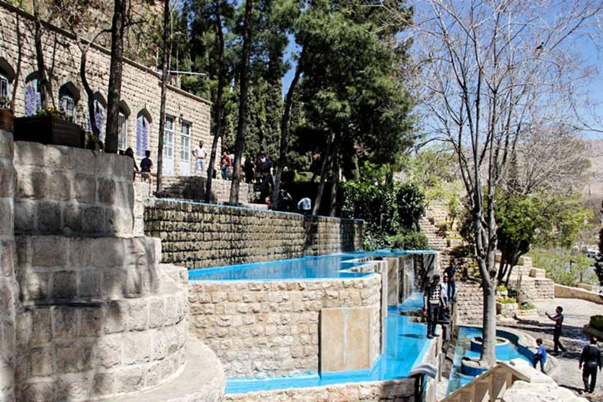 فضای سبز آرامگاه خواجوی کرمانی شیراز