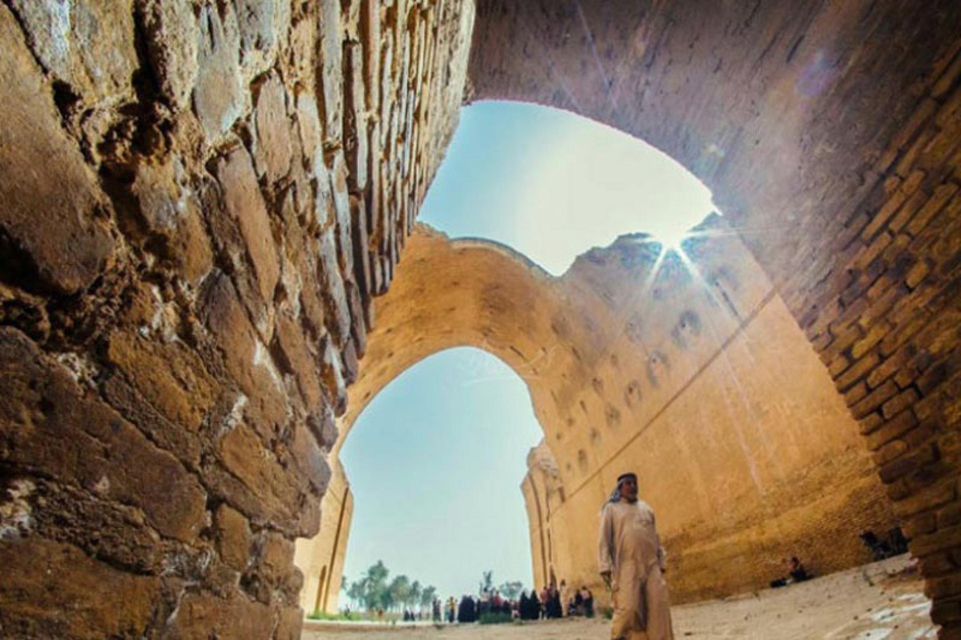 عبور رهگذر از داخل ایوان مدائن