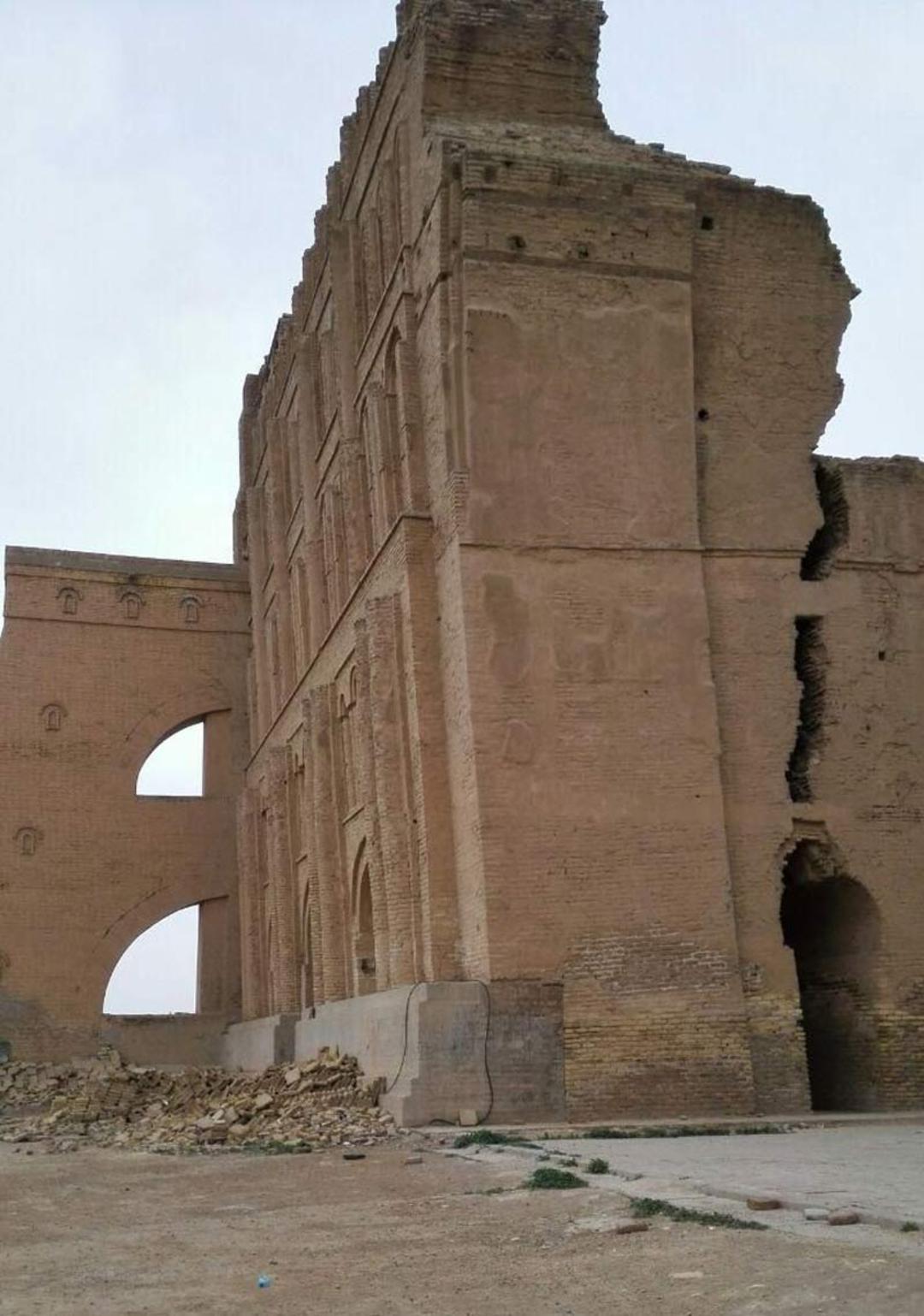 شکاف دیوار طاق کسری و سوراخ پایین آن از نزدیک