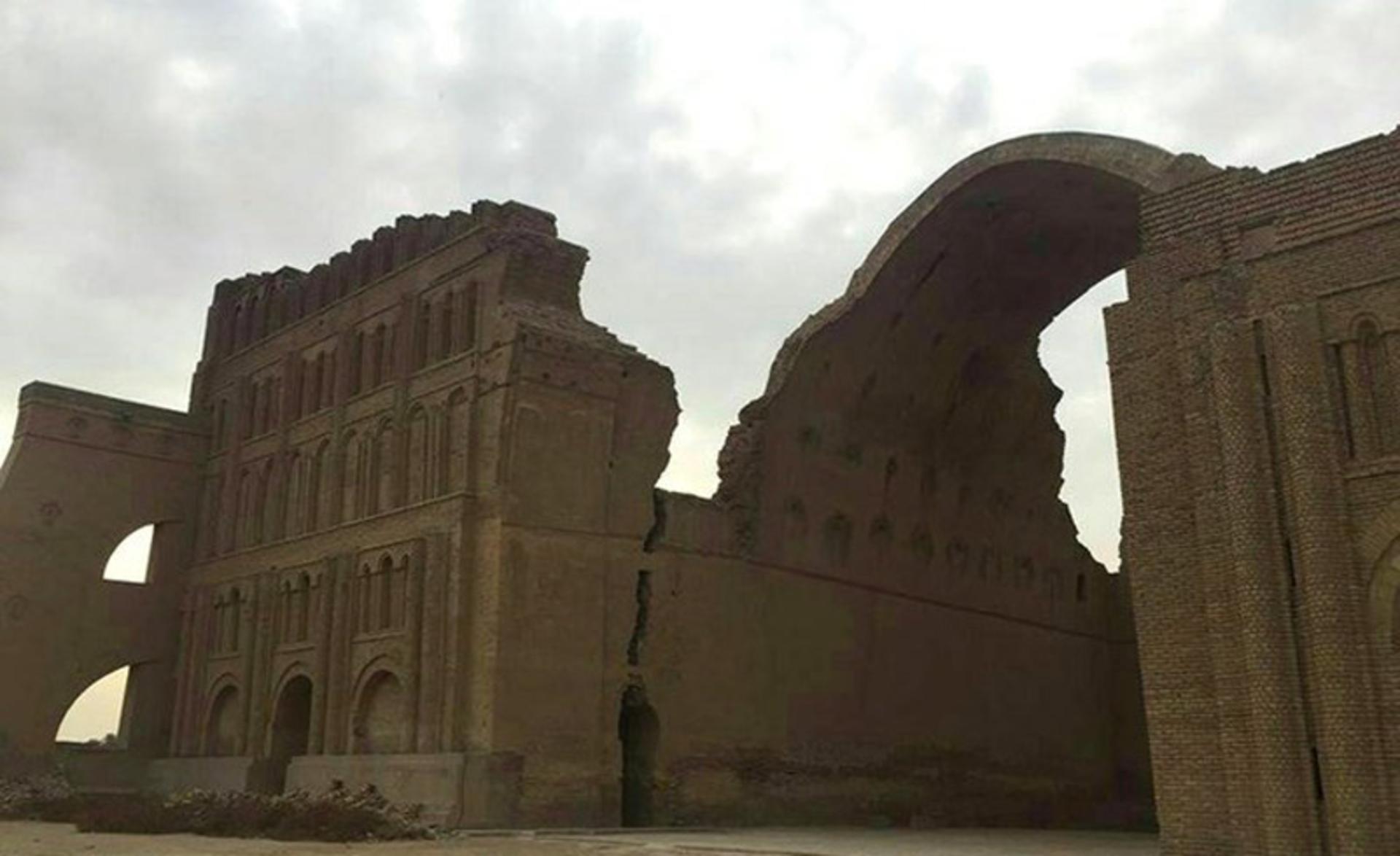 طاق کسری و دیوار کنار آن در غروب 