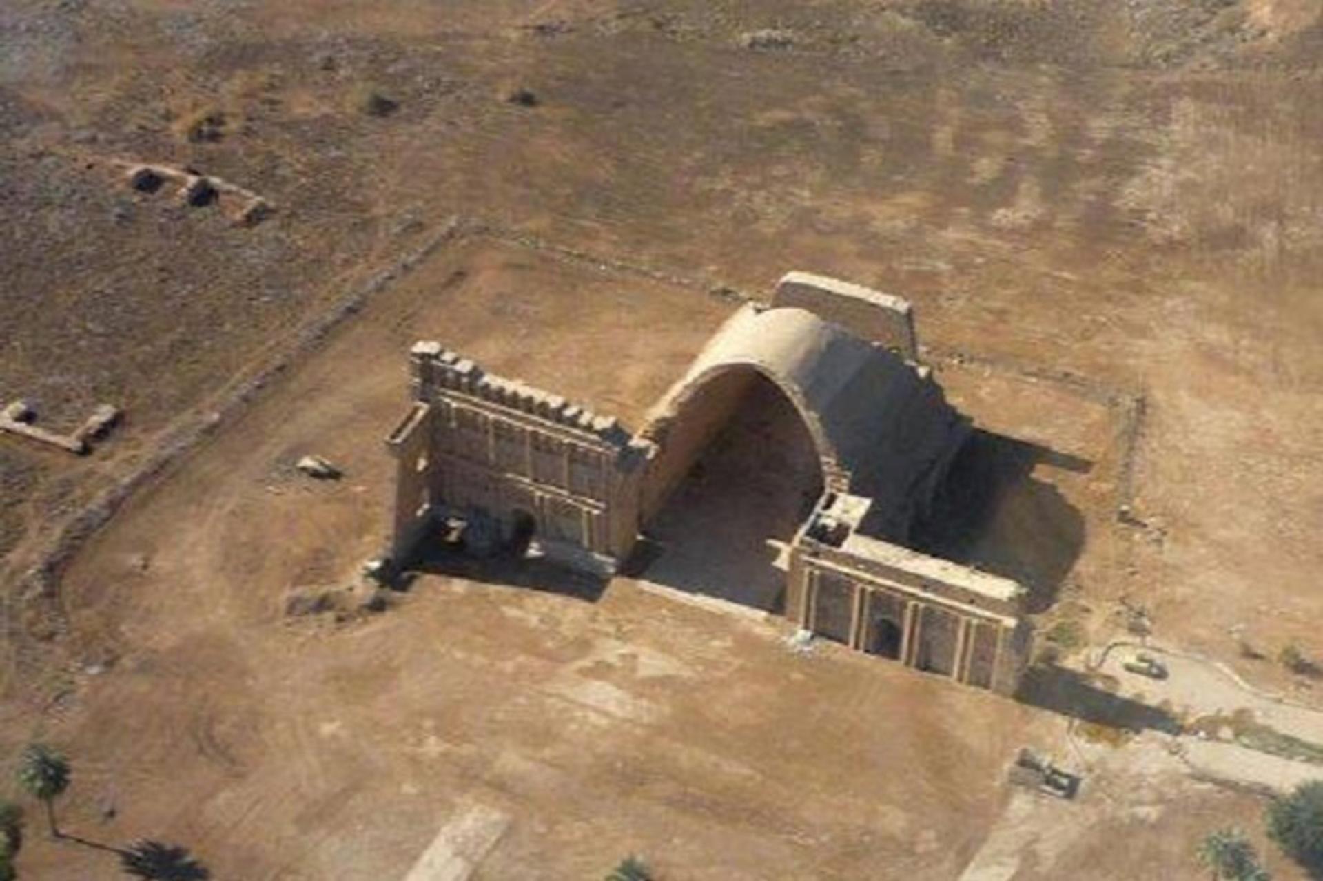 طاق کسری یا ایوان مدائن از نمای بالا و دور