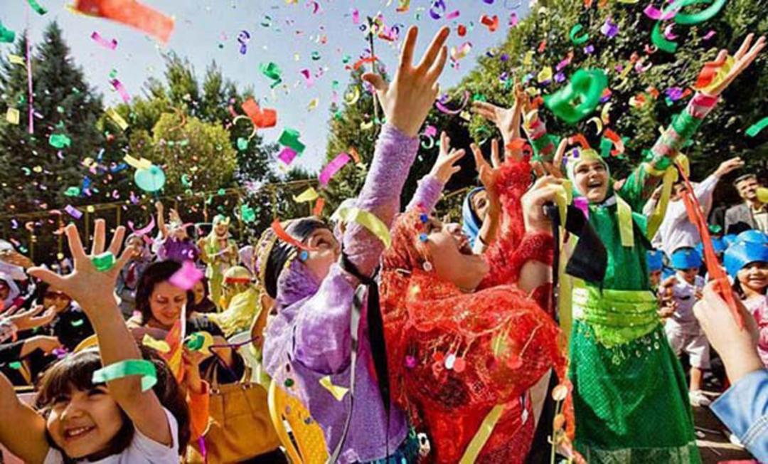 کودکان در حال جشن و پایکوبی در مراسم جشن خردادگان