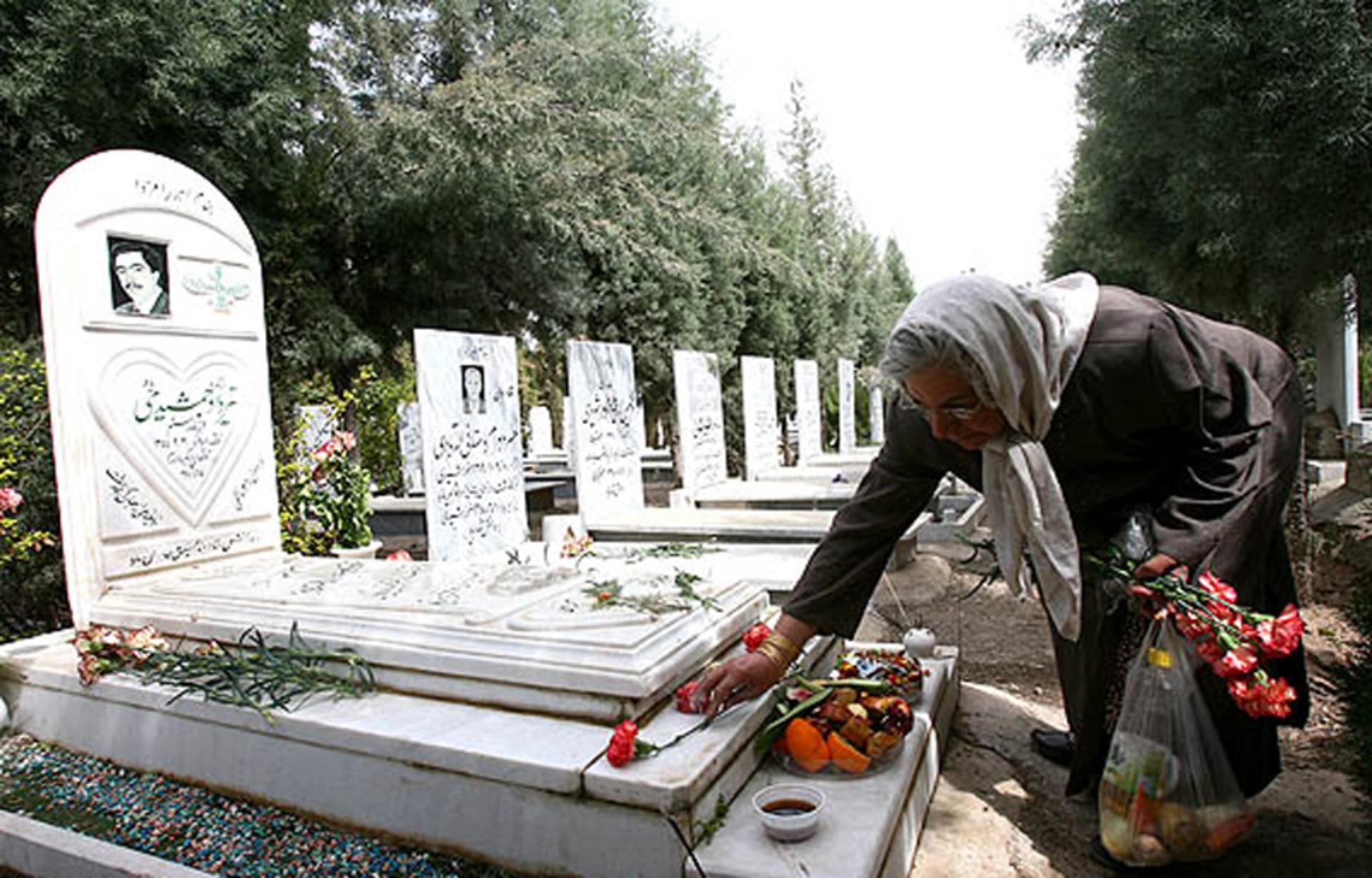 زیارت اهل قبور در جشن فروردینگان