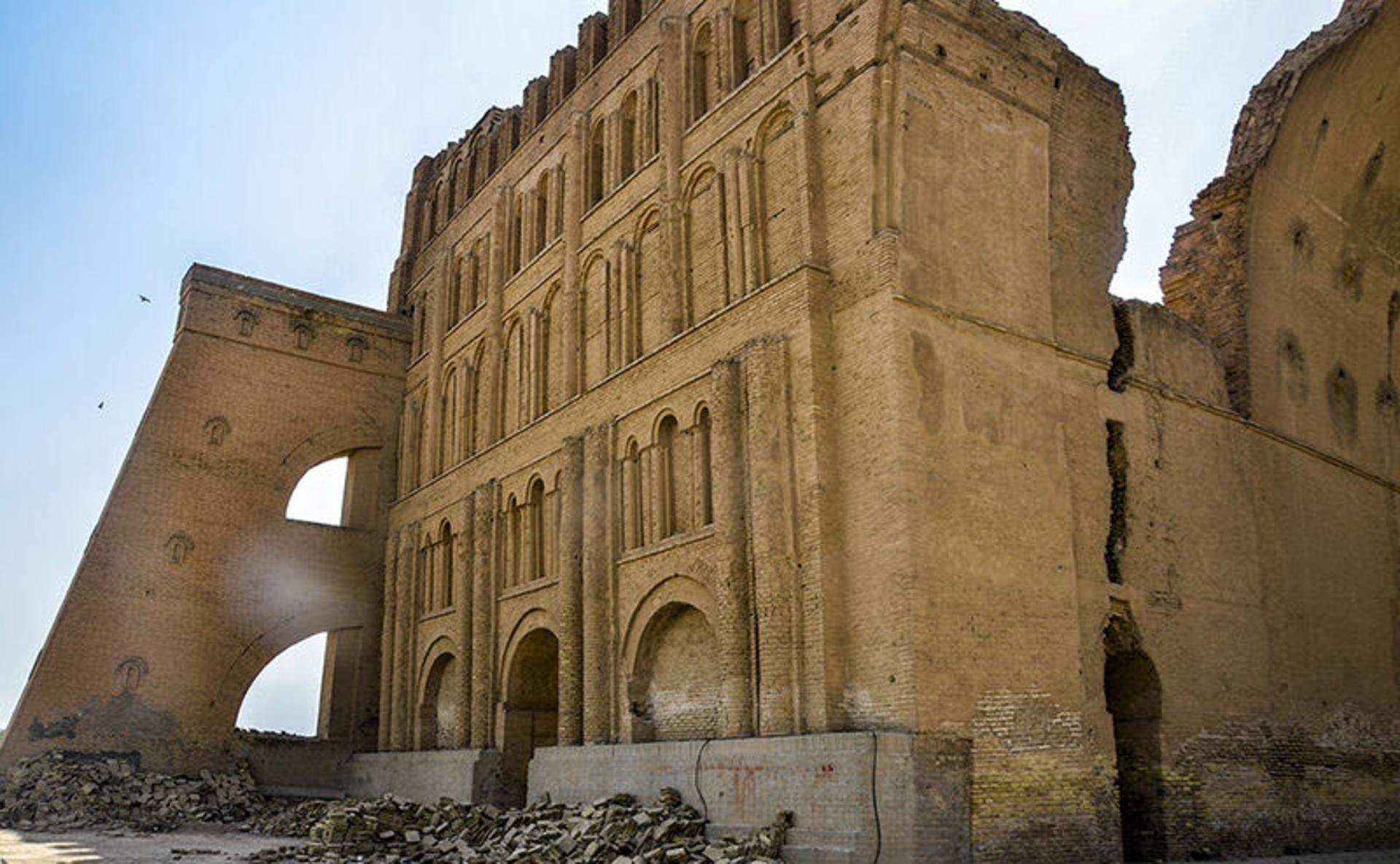 دیوار و شکاف طاق کسری از نمای دور