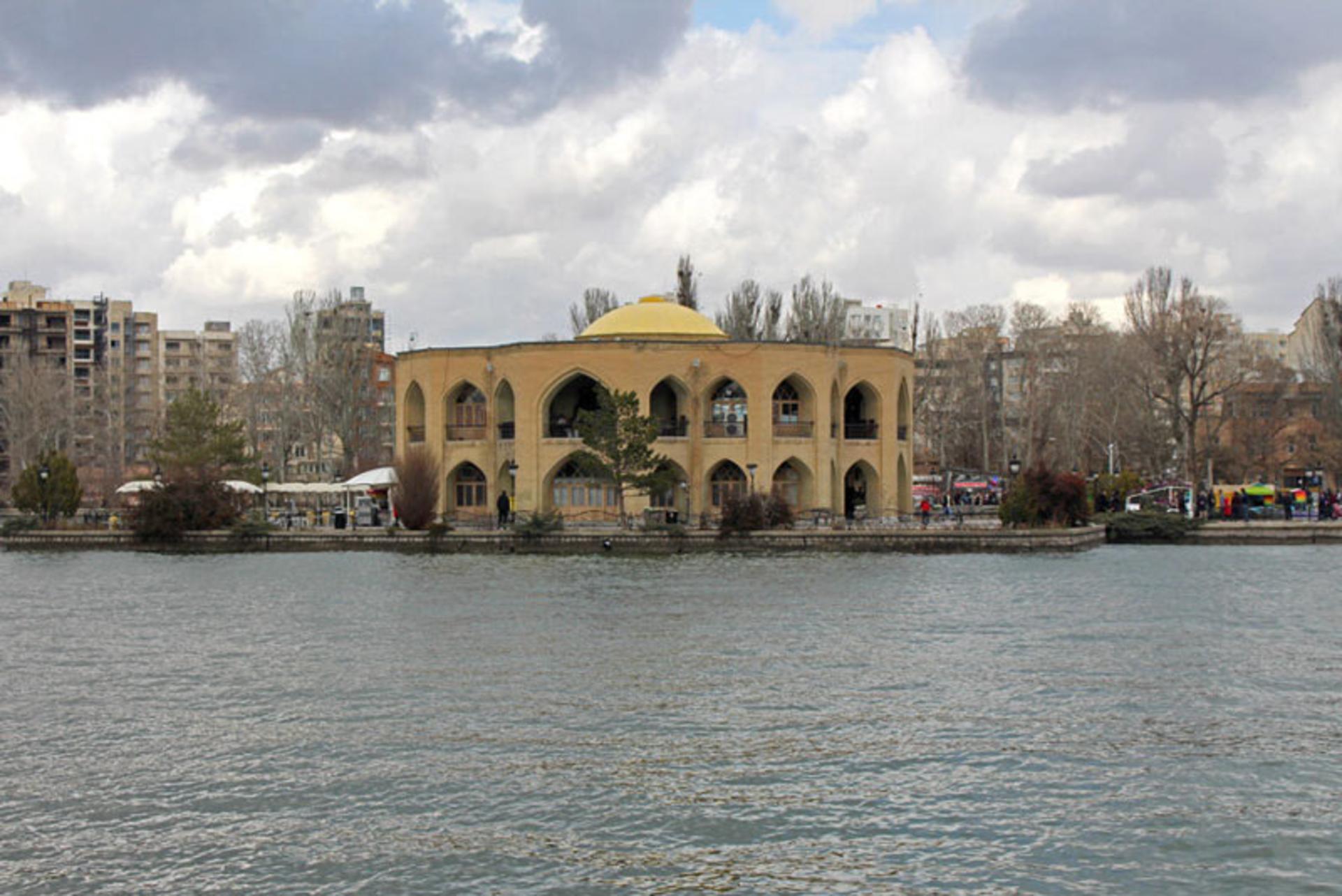 عمارت و دریاچه ائل گلی