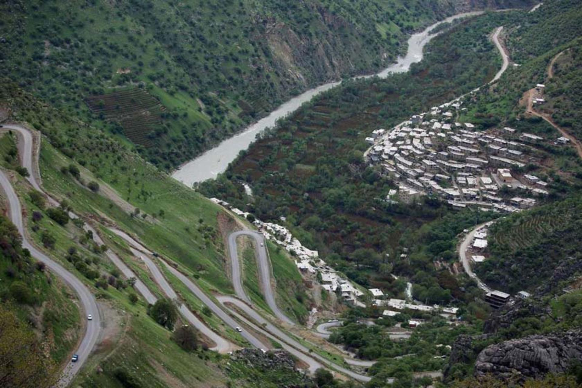 چشم‌انداز طبیعت و روستای اورامان تخت
