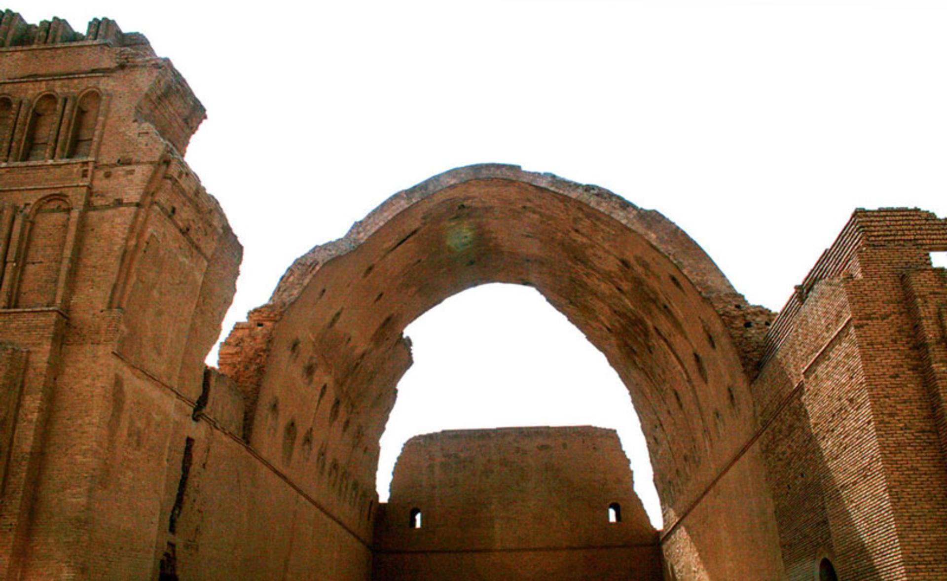 سقف تخریب شده طاق کسری از نمای دور