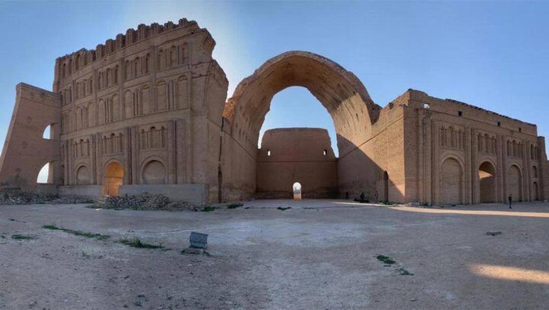 نمای کامل از طاق کسری و دیوارهای اطراف آن